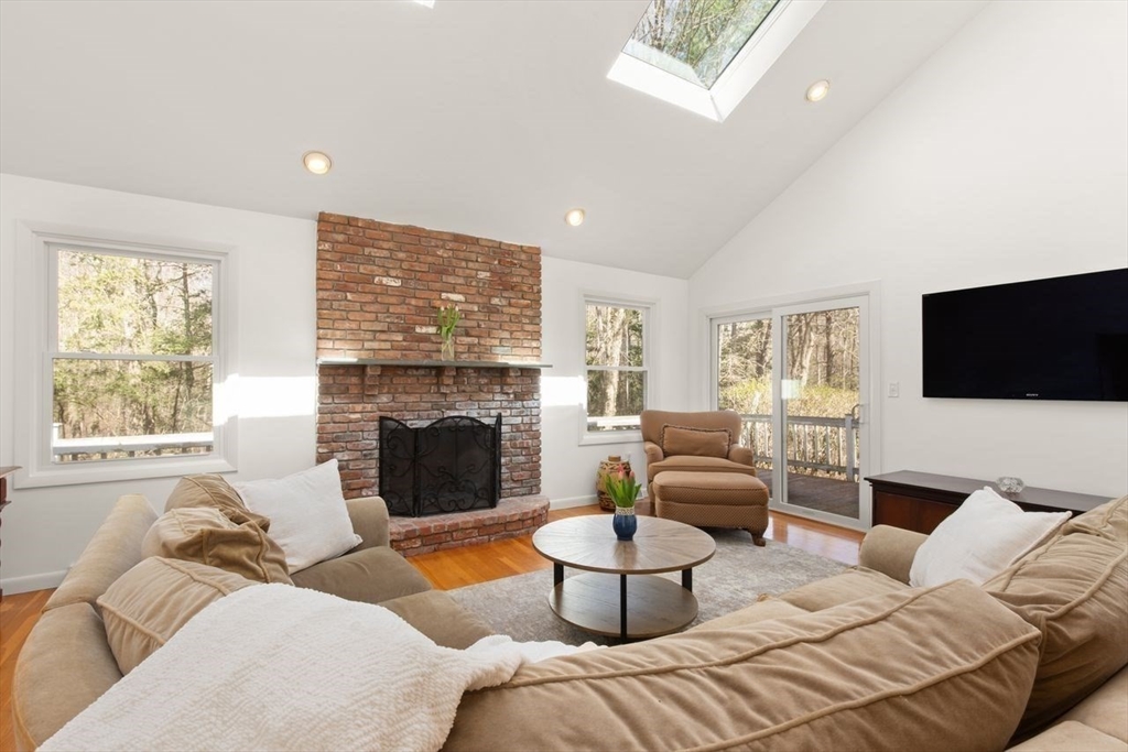 17 Niantic Rd