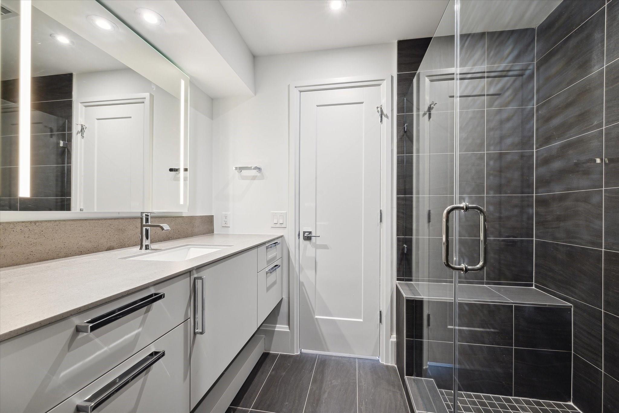 1701 Hermann Drive Drive Unit: 27CE