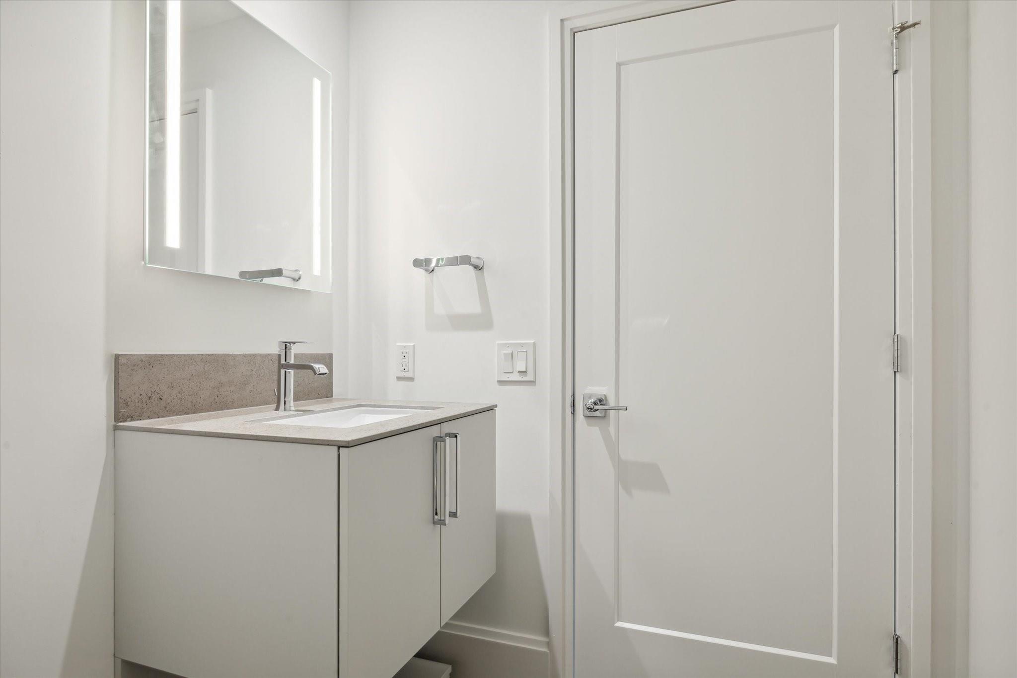 1701 Hermann Drive Drive Unit: 27CE