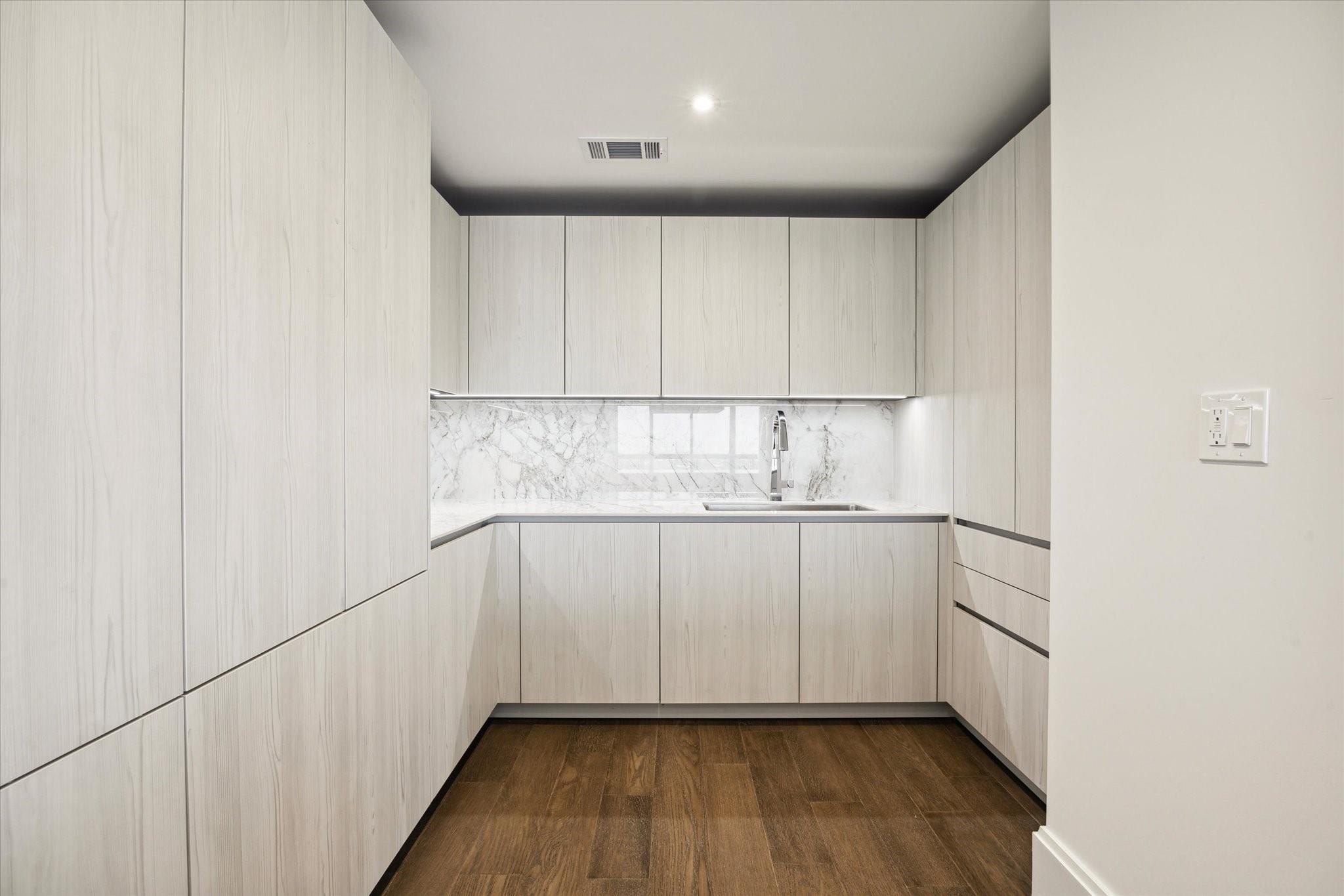 1701 Hermann Drive Drive Unit: 27CE