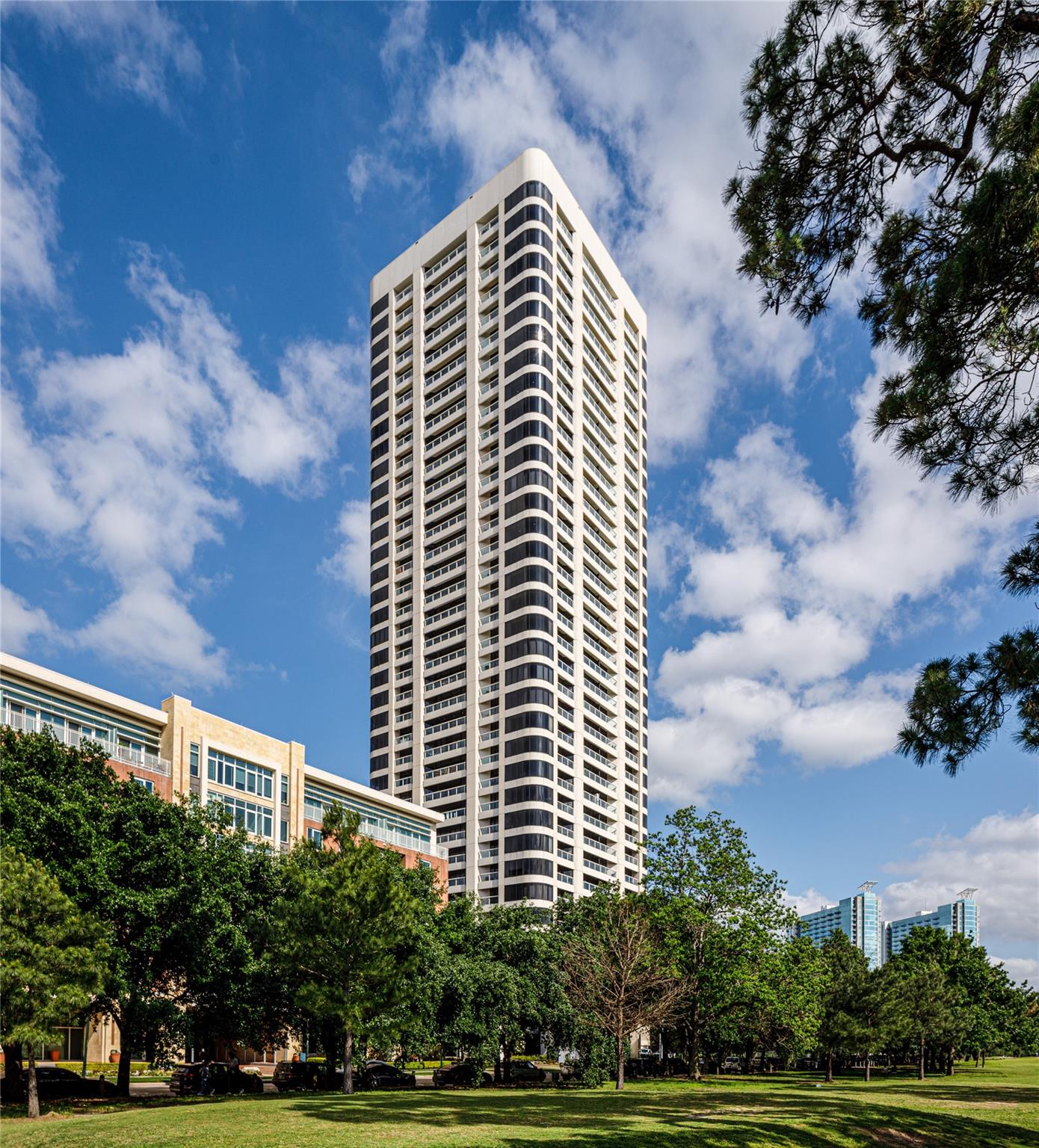 1701 Hermann Drive Drive Unit: 27CE