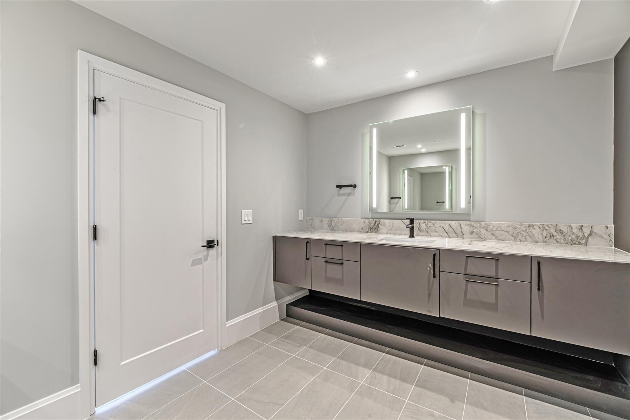 1701 Hermann Drive Unit: 26AB