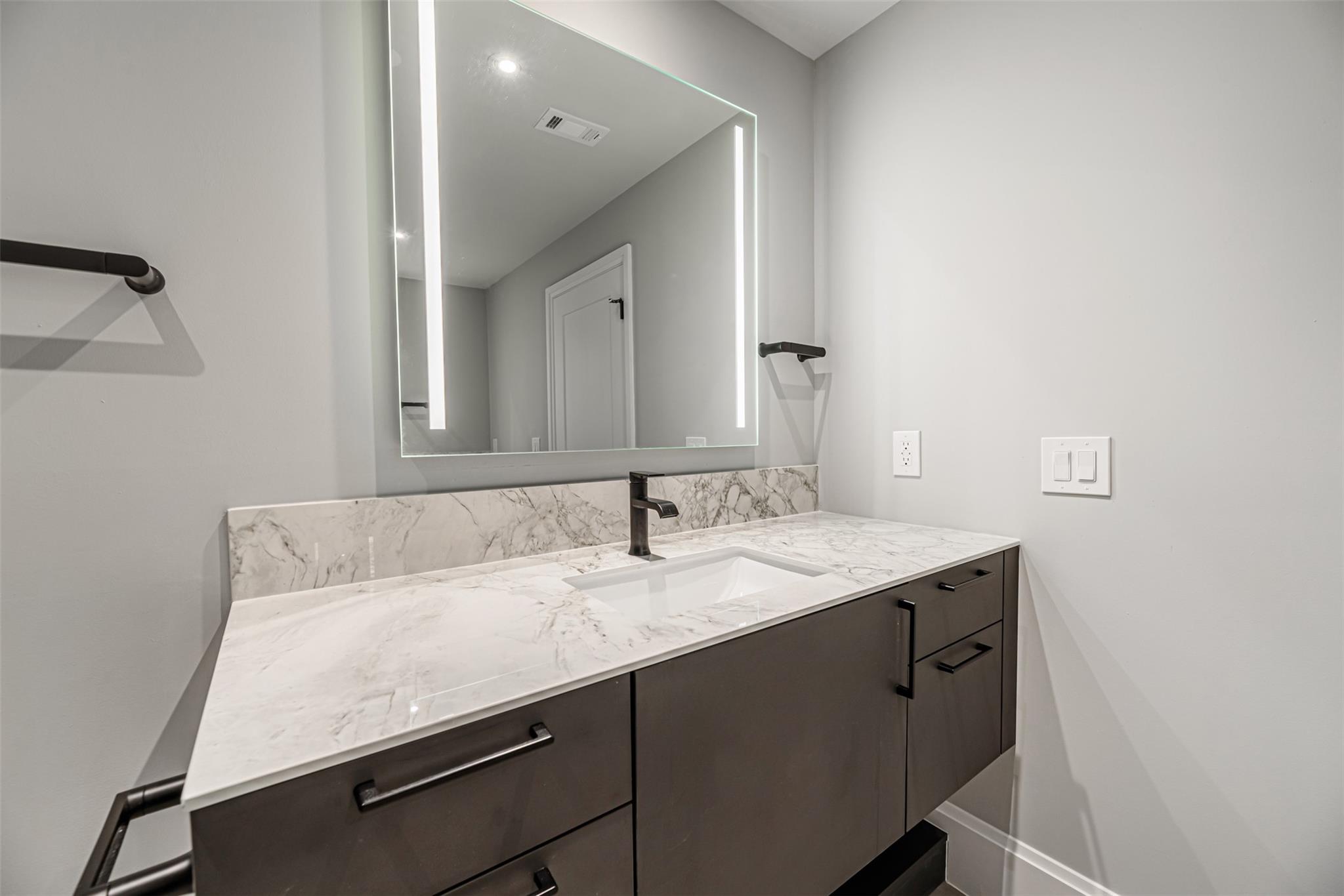 1701 Hermann Drive Unit: 26AB