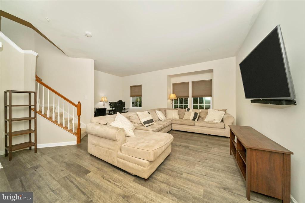 919 HOPKINS CORNER