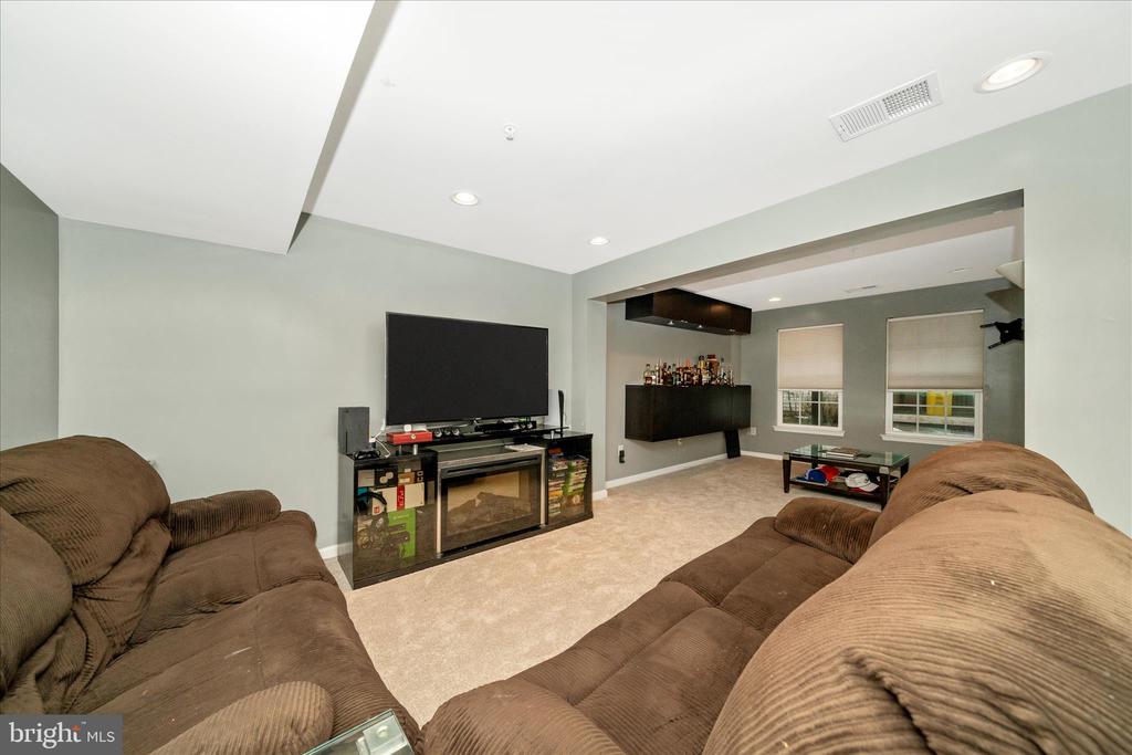 919 HOPKINS CORNER