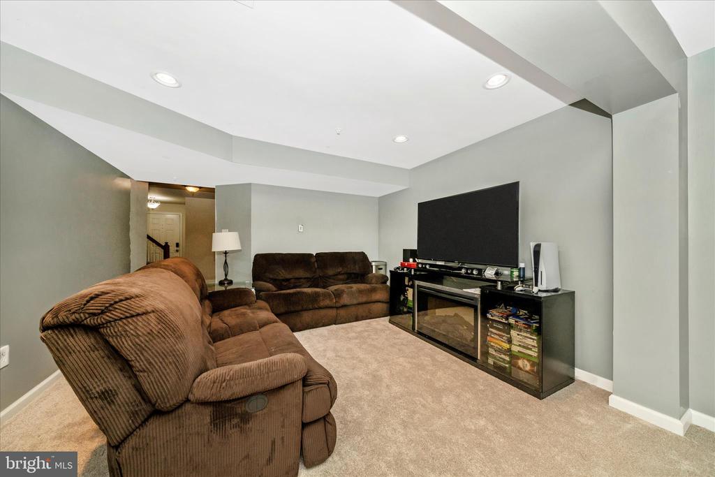 919 HOPKINS CORNER