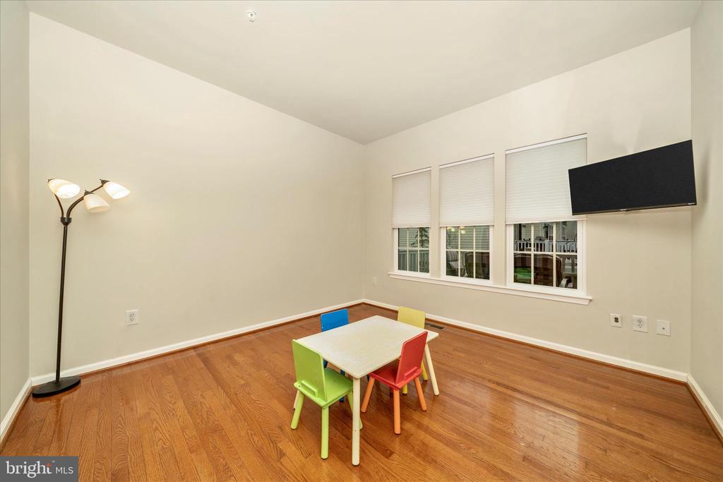 919 HOPKINS CORNER