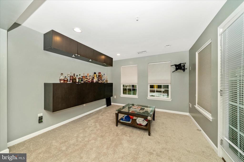 919 HOPKINS CORNER