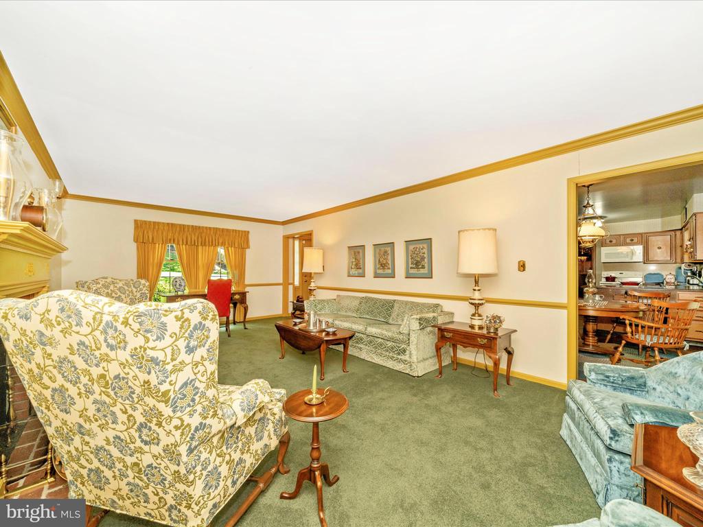 4 BURR OAK COURT