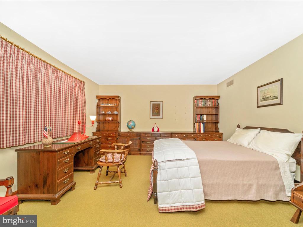 4 BURR OAK COURT