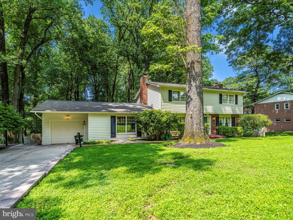 4 BURR OAK COURT