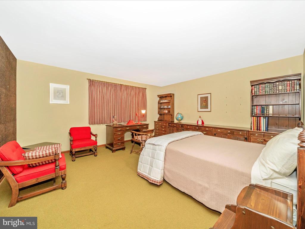 4 BURR OAK COURT