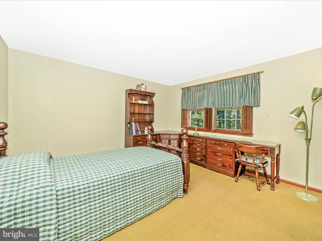 4 BURR OAK COURT