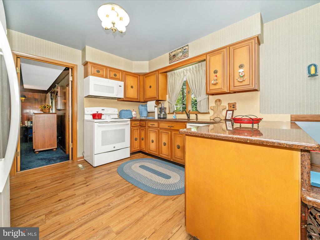 4 BURR OAK COURT