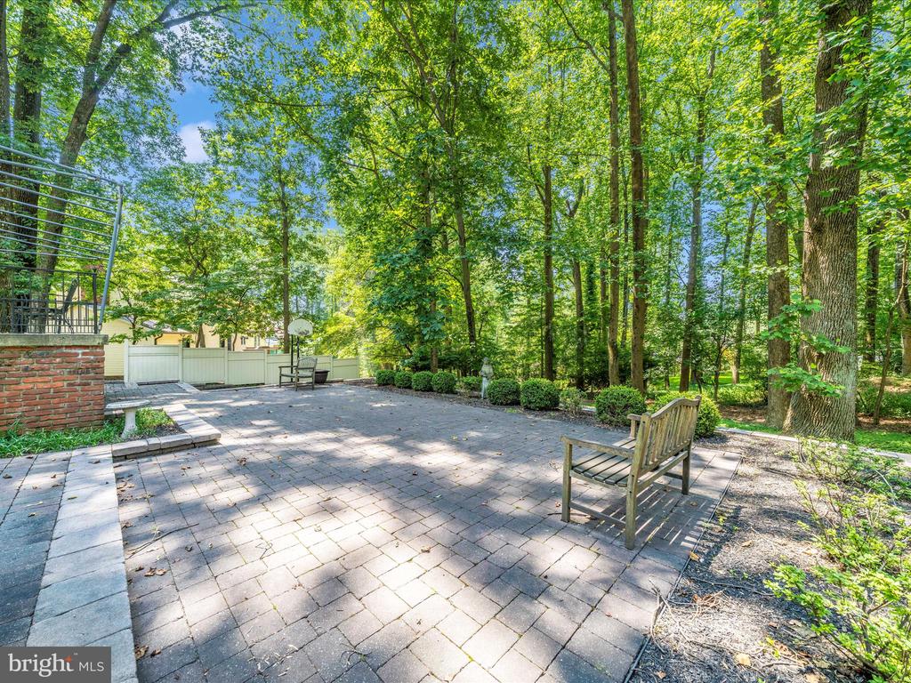 4 BURR OAK COURT