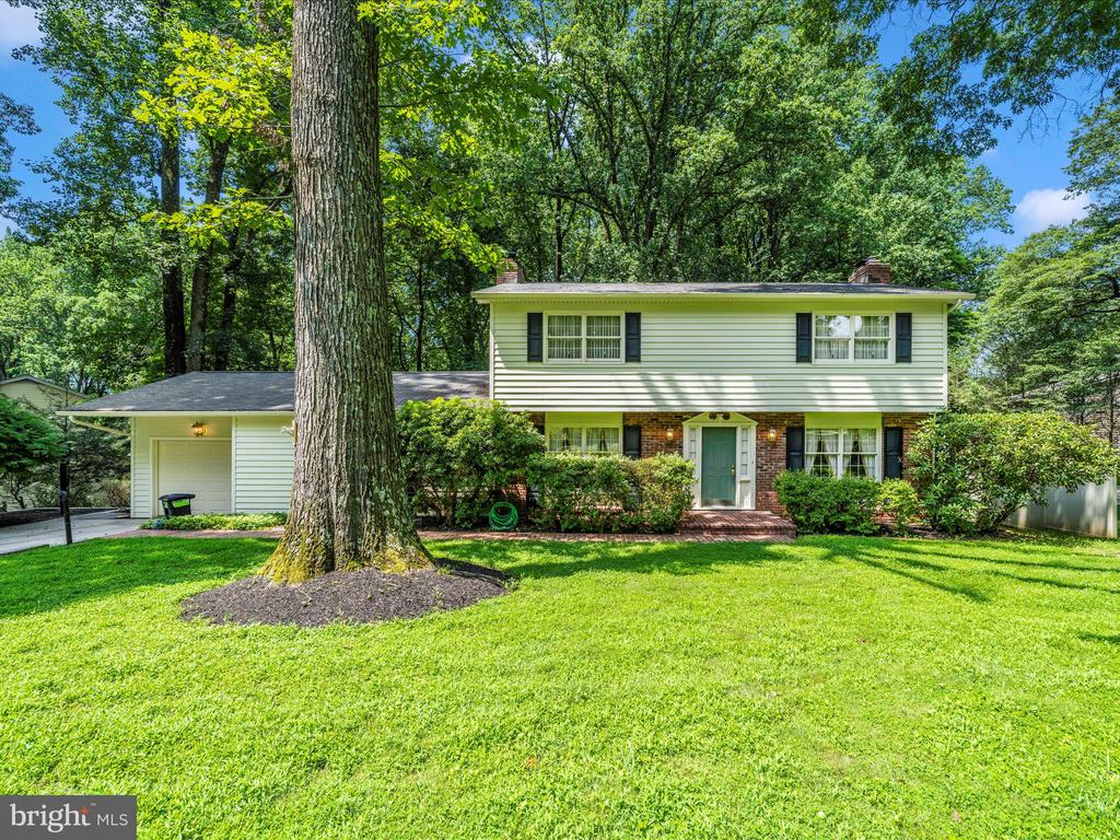 4 BURR OAK COURT