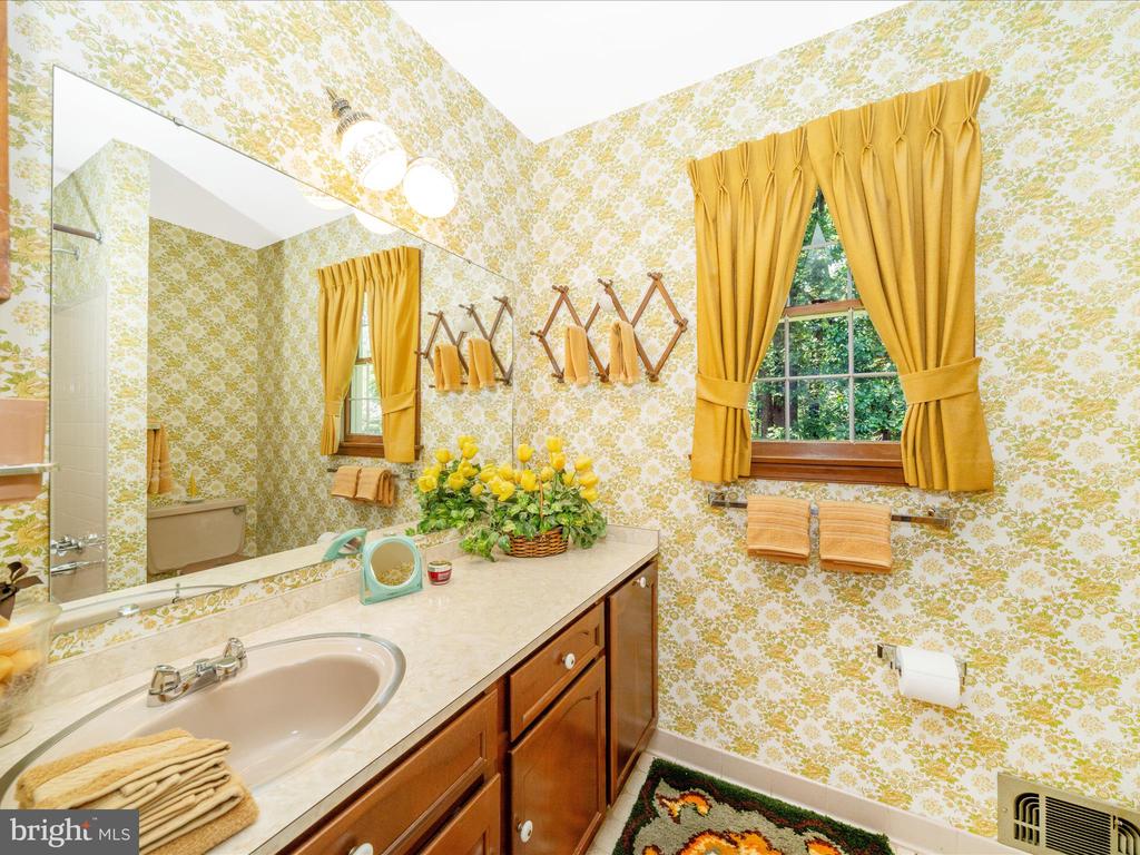 4 BURR OAK COURT