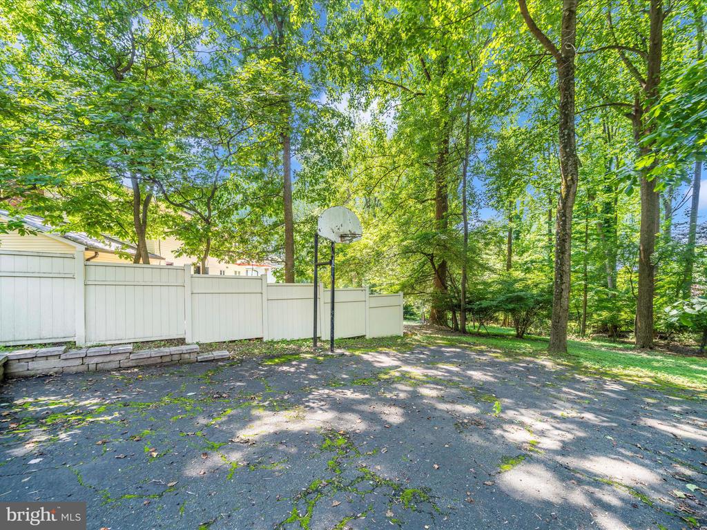 4 BURR OAK COURT