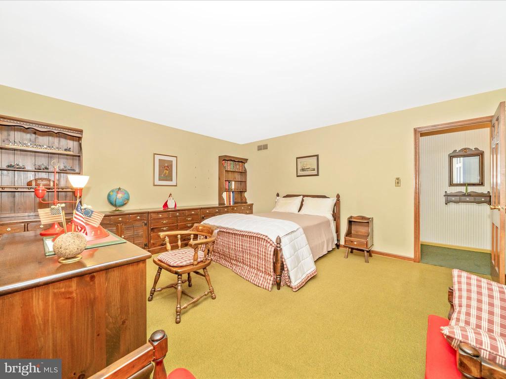 4 BURR OAK COURT