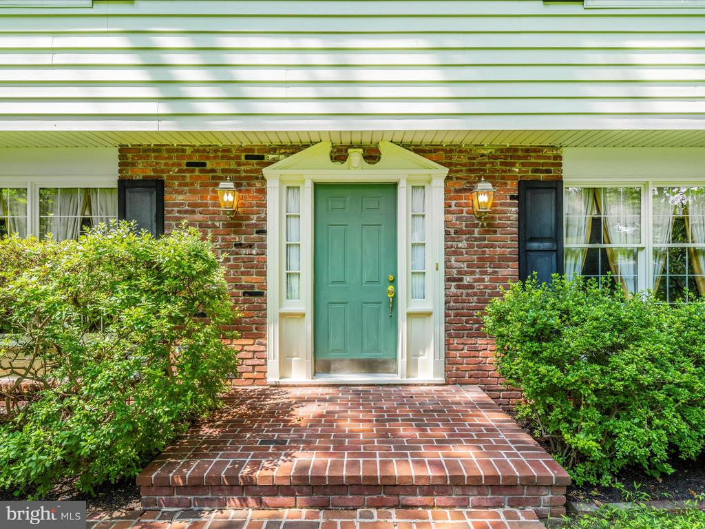 4 BURR OAK COURT