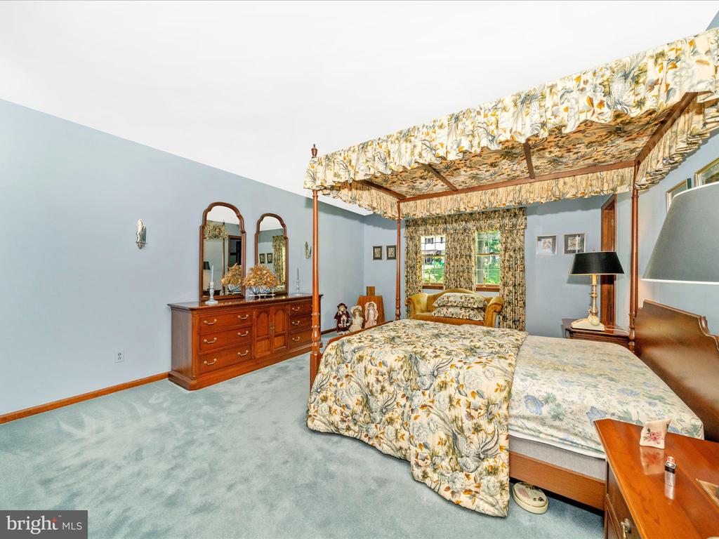 4 BURR OAK COURT