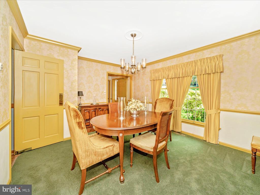 4 BURR OAK COURT