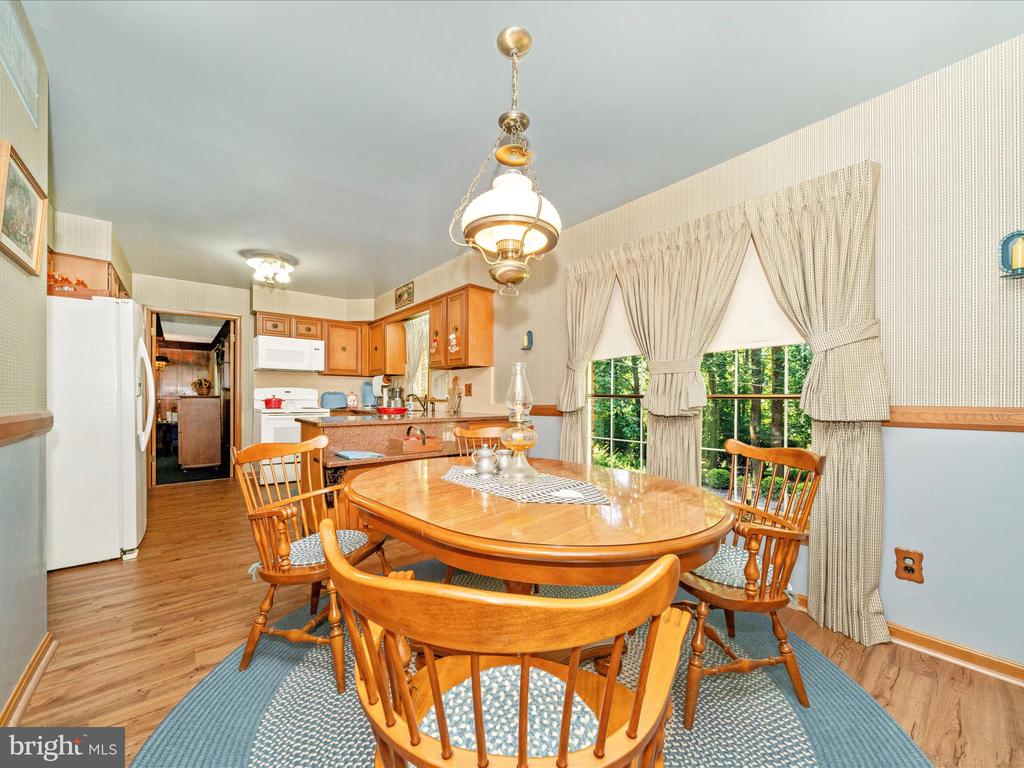 4 BURR OAK COURT