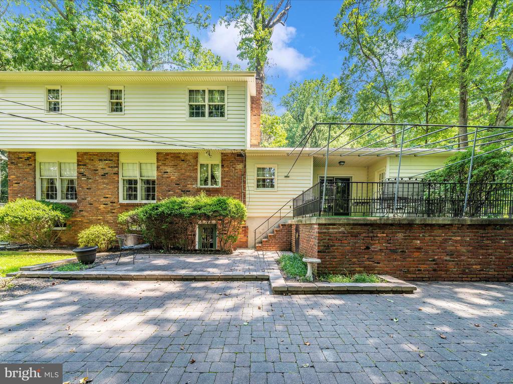 4 BURR OAK COURT