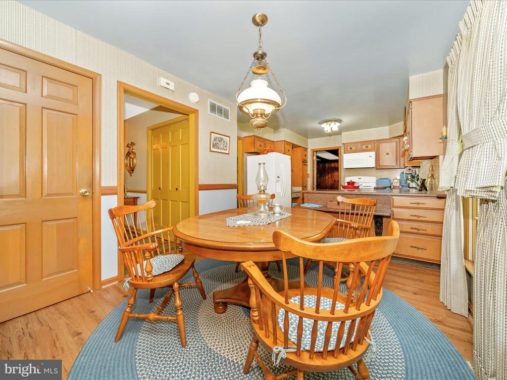 4 BURR OAK COURT
