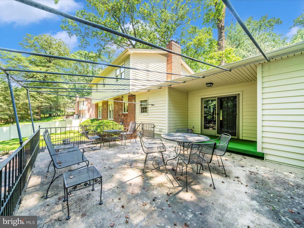 4 BURR OAK COURT