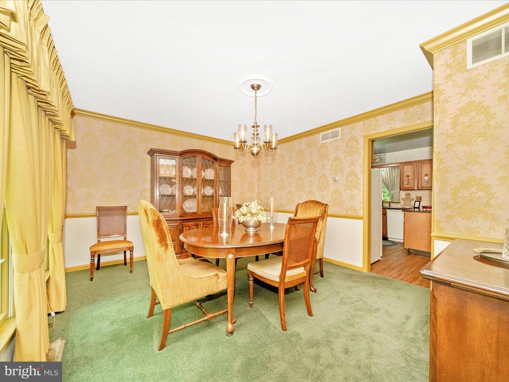4 BURR OAK COURT