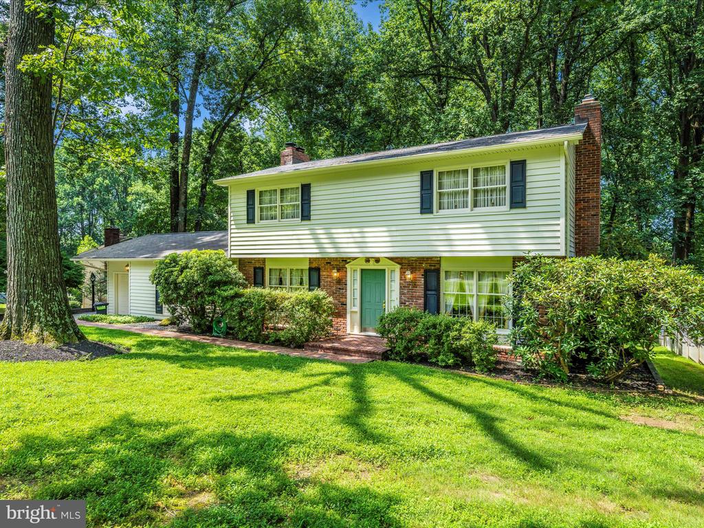 4 BURR OAK COURT