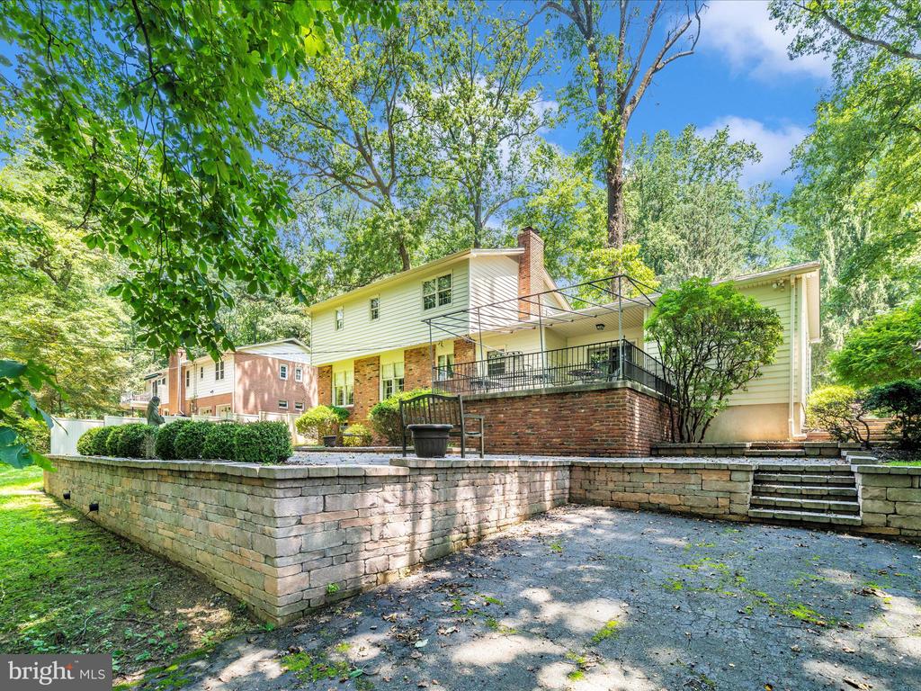 4 BURR OAK COURT