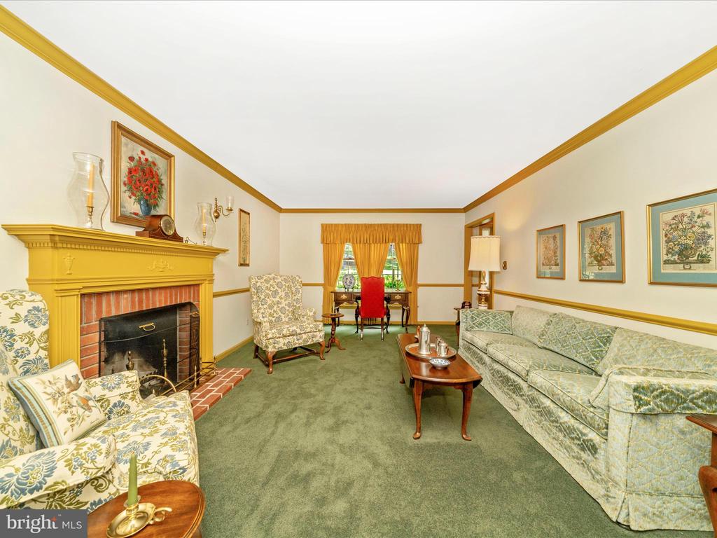 4 BURR OAK COURT