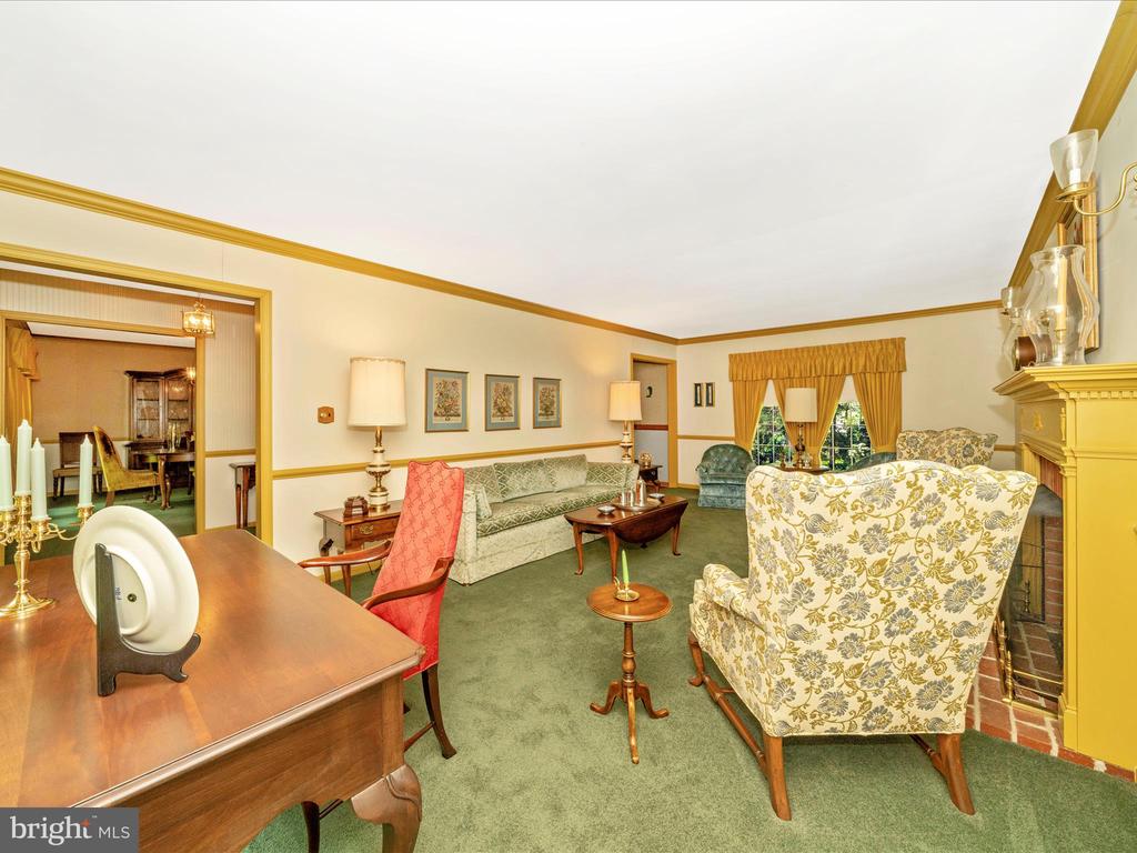 4 BURR OAK COURT