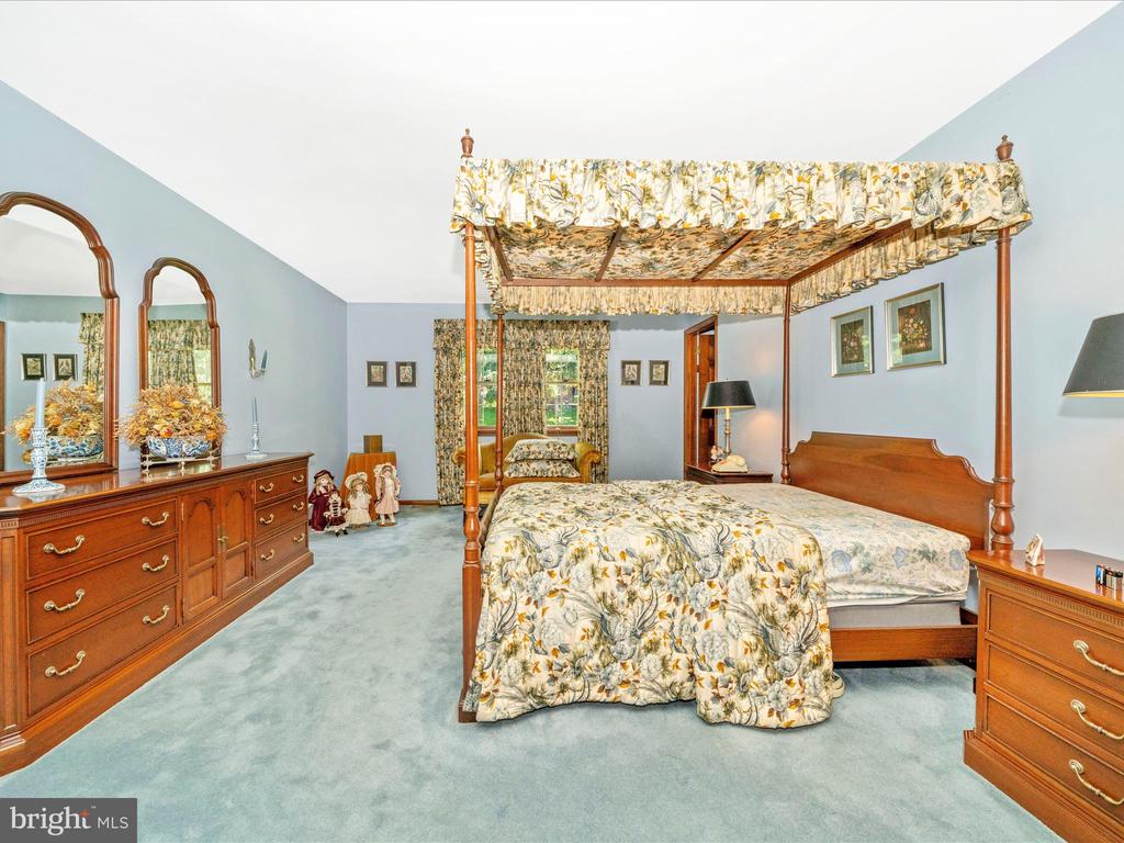 4 BURR OAK COURT