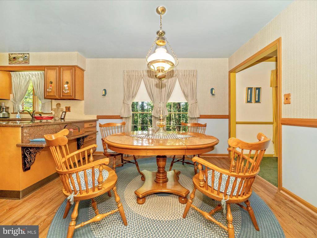 4 BURR OAK COURT