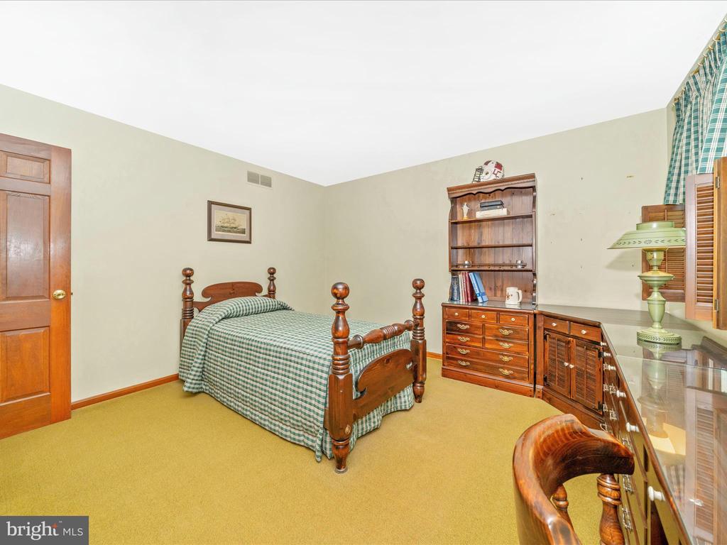 4 BURR OAK COURT