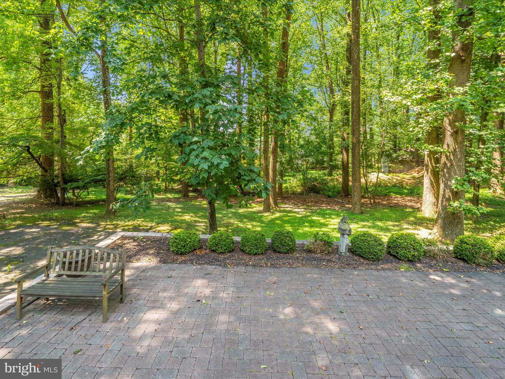 4 BURR OAK COURT