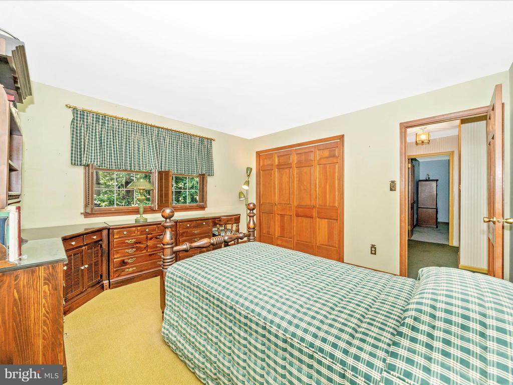 4 BURR OAK COURT