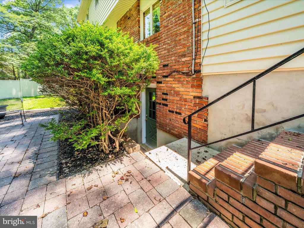 4 BURR OAK COURT
