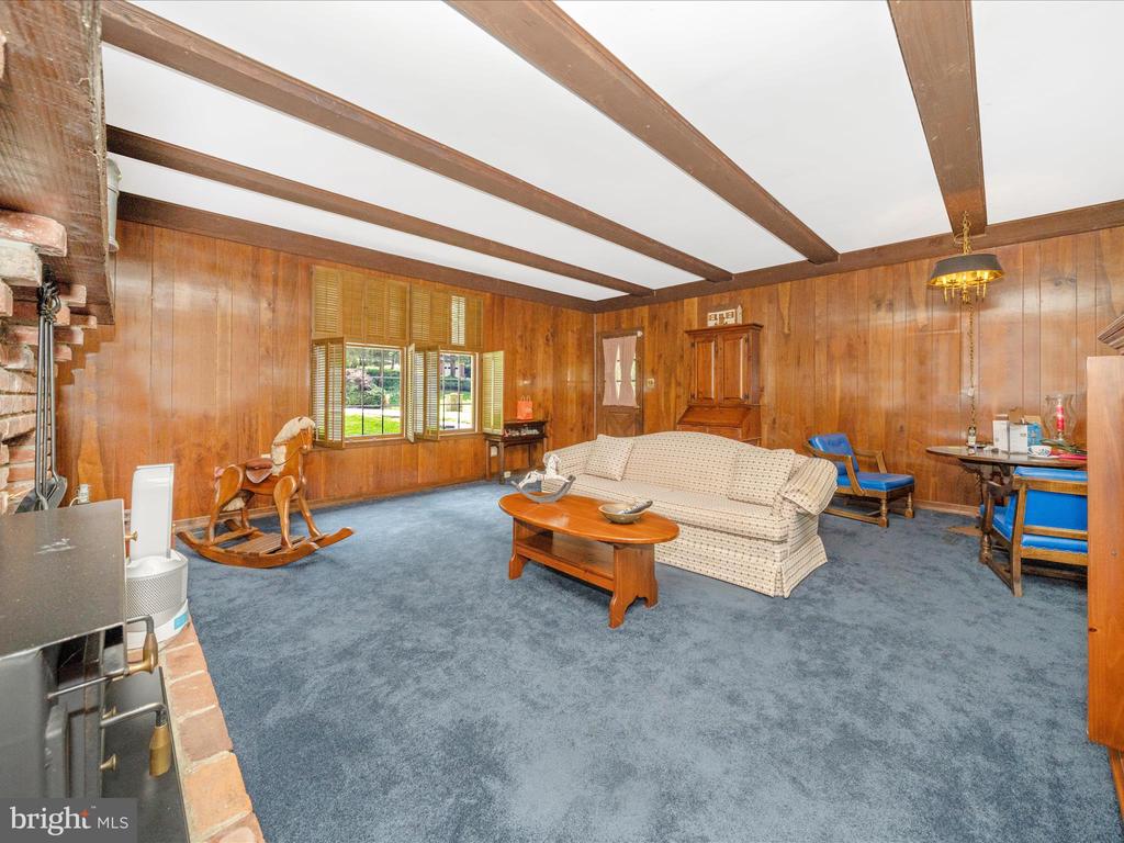 4 BURR OAK COURT