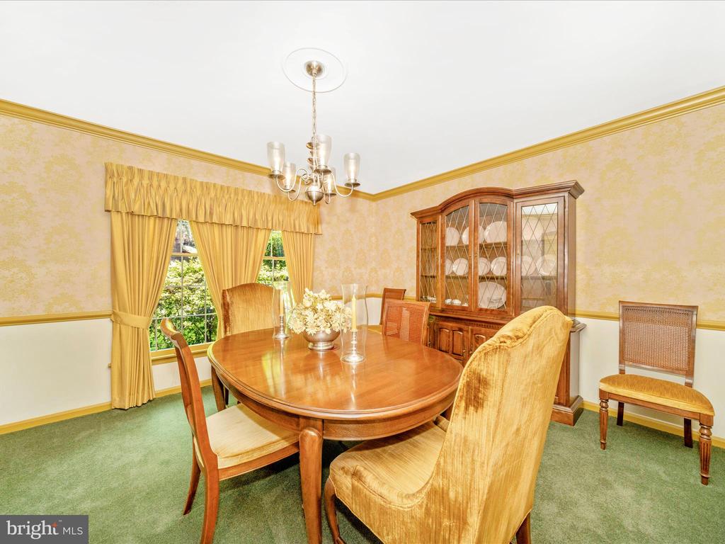 4 BURR OAK COURT