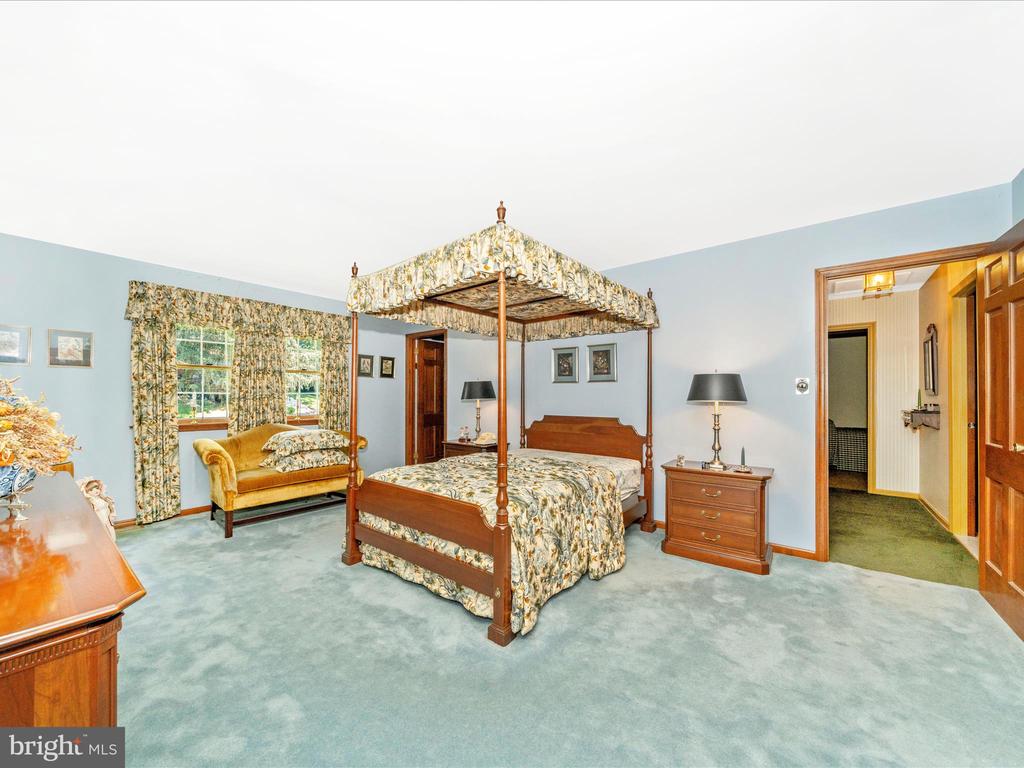 4 BURR OAK COURT