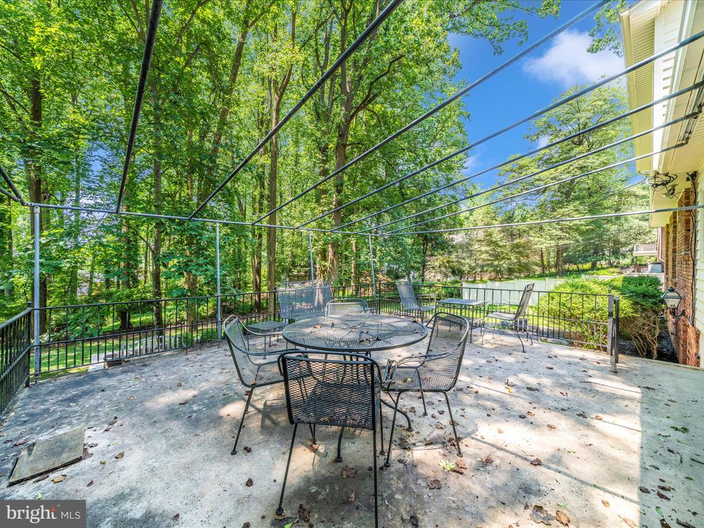 4 BURR OAK COURT
