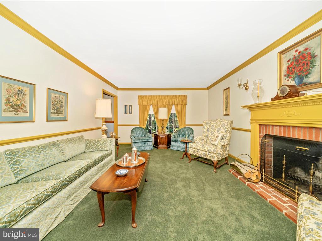 4 BURR OAK COURT