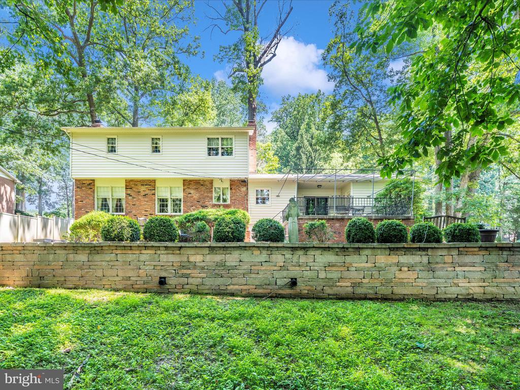 4 BURR OAK COURT