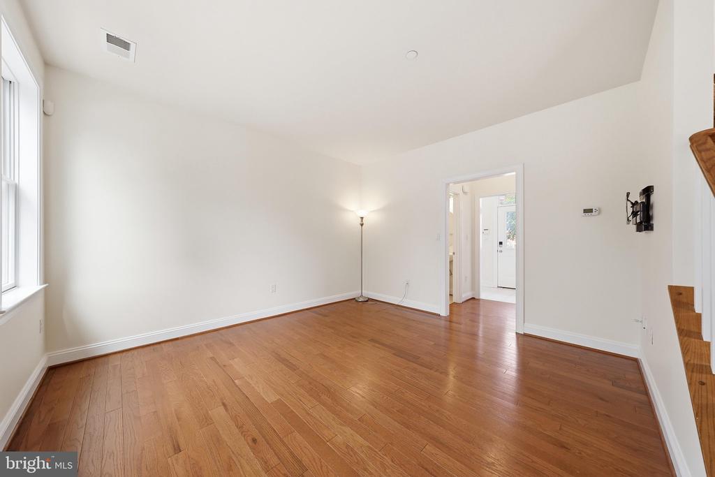 25 6TH STREET W