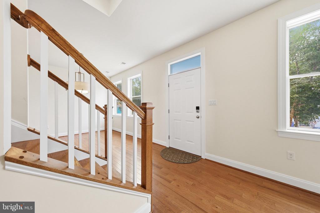 25 6TH STREET W