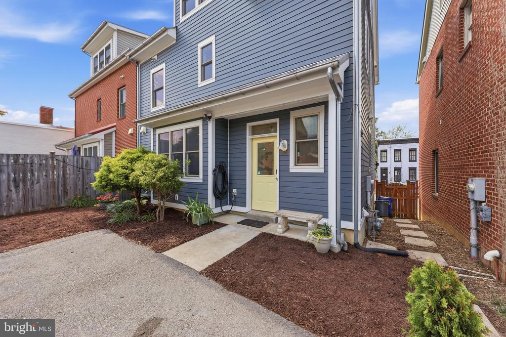 25 6TH STREET W